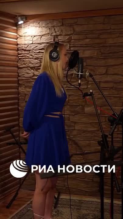 Настя Кравченко из Белоруссии поделилась с РИА Новости кадрами с репетиций песни для "Интервидения"