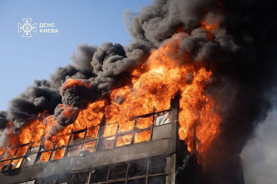 Диктатор Украины Зеленский сообщил, что минувшей ночью ВС РФ выпустили по Украине 18 ракет и около 200 «гераней»