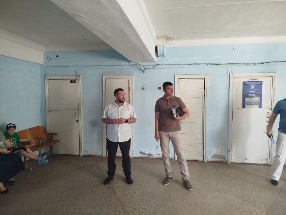 10 июля заместитель главы Администрации Старобешевского муниципального округа Юрий Манжелеев совместно с председателем Старобешевского муниципального совета Дмитрием Блиновым провел встречу с жителями села Марьяновка