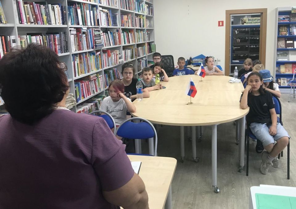 На летней площадке досуга Мангушского центра детского творчества ребята совместили приятное с полезным!