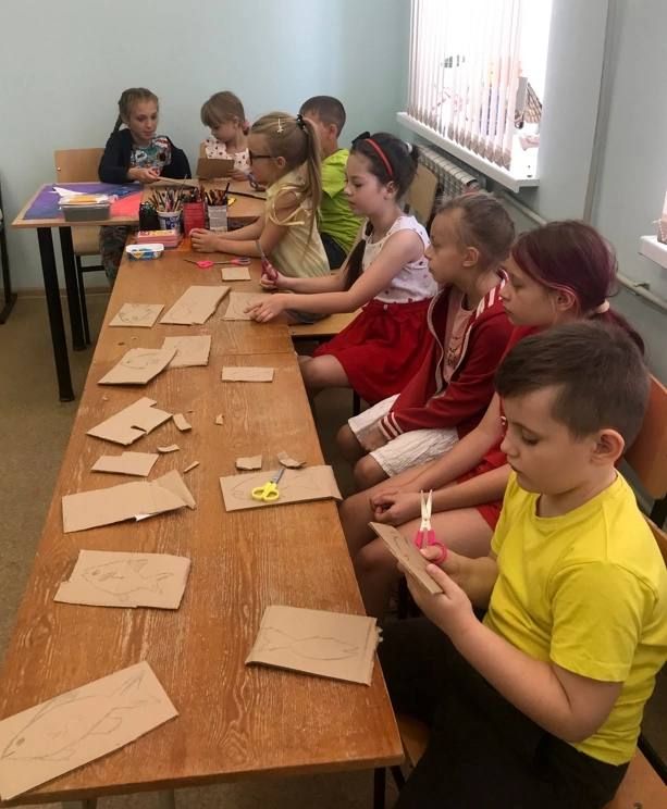 Солнце, лето, творчество!. На базе Мангушского центра детского творчества активно работает летняя площадка досуга! Ребята не только весело проводят время, но и учатся новому