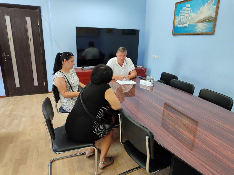 В Управе Приморского внутригородского района города Мариуполь член Мариупольского отделения Ассоциации юристов России в ДНР — Турченко Алексей Валериевич провёл приём граждан по ряду вопросов: