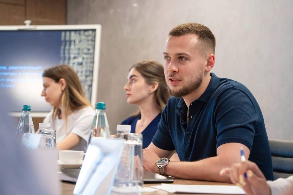 Кирилл Макаров: Провел сегодня рабочую встречу с представителями муниципалитетов — обсуждали, как на местах реализуется молодёжная политика