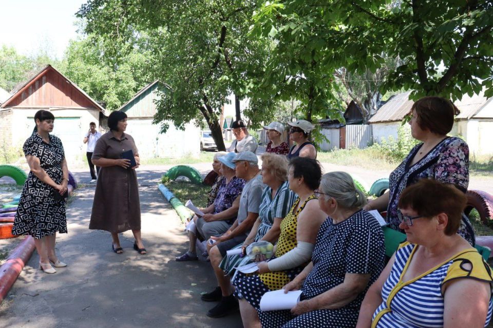 Сегодня, 10 июля, и.о. Секретаря Торезского местного отделения партии "Единая Россия" Анна Макарова совместно с депутатом Торезского городского совета Анной Матраевой провела встречу с населением в рамках партийного проекта...