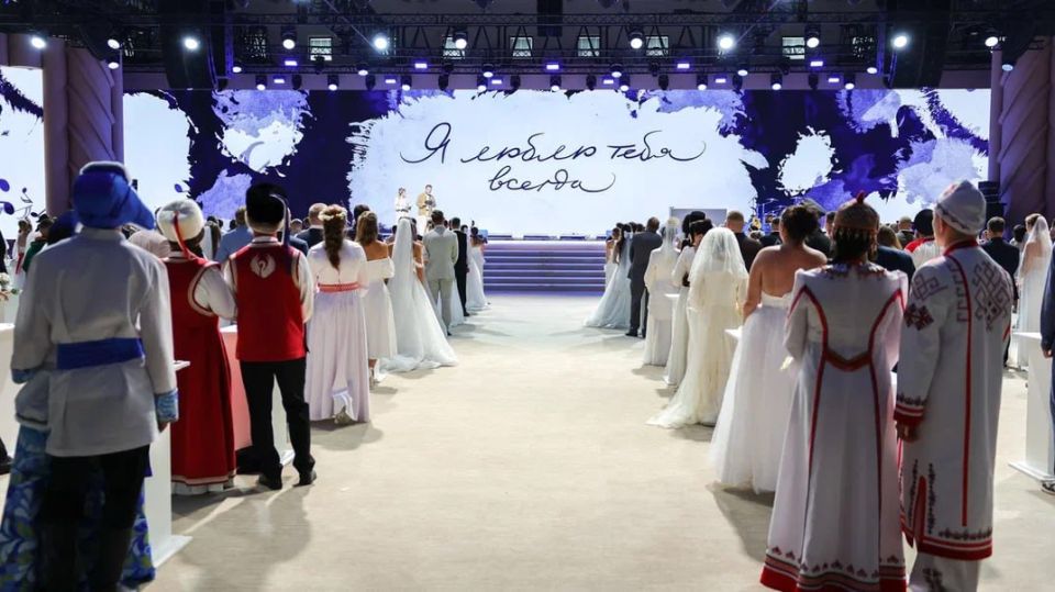 Более 150 пар приняли участие во II Всероссийском свадебном