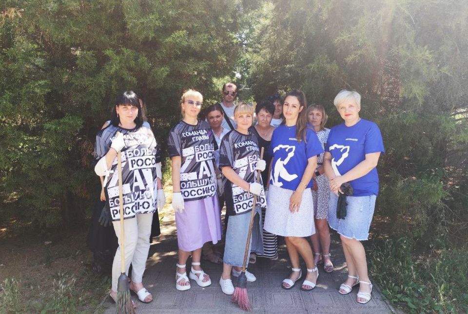 Активисты Ждановки провели субботник в сквере «Радужный»