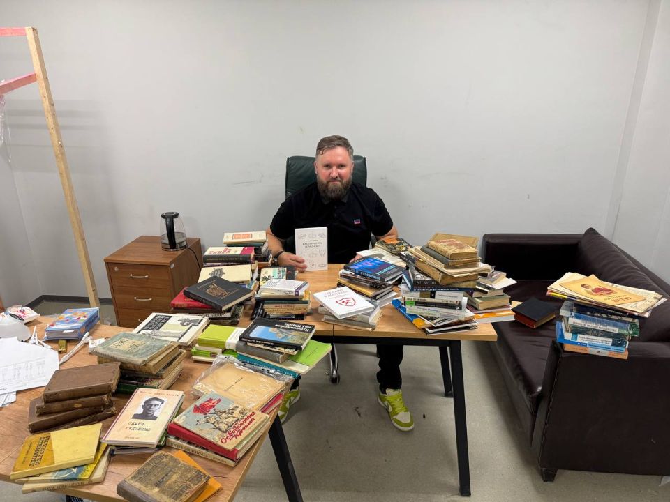 Огромное спасибо подписчикам и редакции ТГ-канала СИГНАЛ за книги, переданные для открытой «Геройской библиотеки» на Киностудии Данилевского в Мариуполе