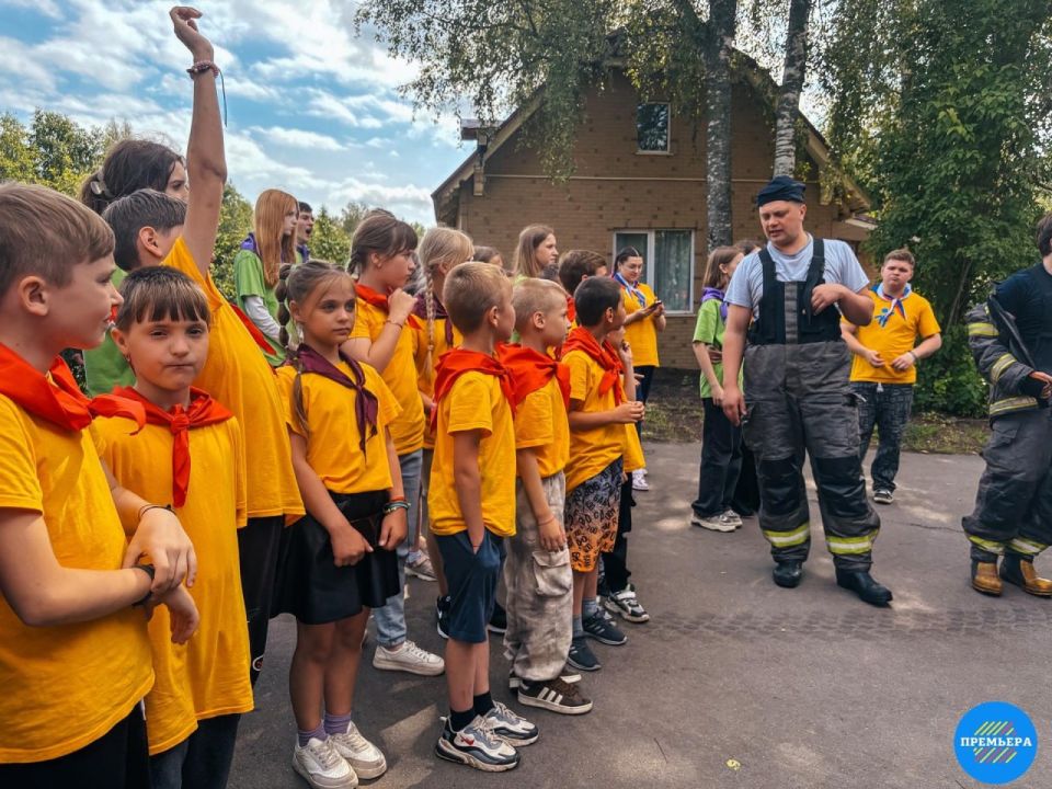 Дети из Енакиево познакомились с работой ленинградских пожарных в лагере «Премьера»