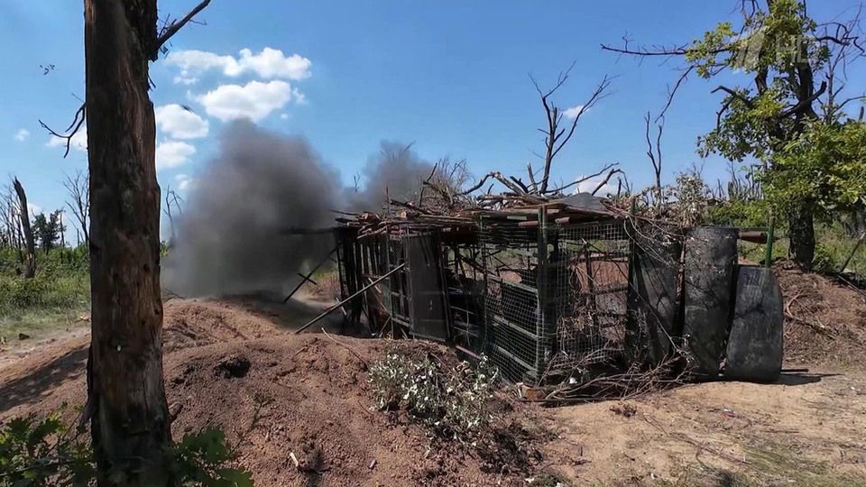 В районе Константиновки в ДНР артиллерия расчищает дорогу штурмовым подразделениям