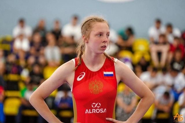 Призер чемпионатов мира и Европы Полина Бочкарева встретилась с детьми из Енакиево в лагере «Премьера» Ленобласти