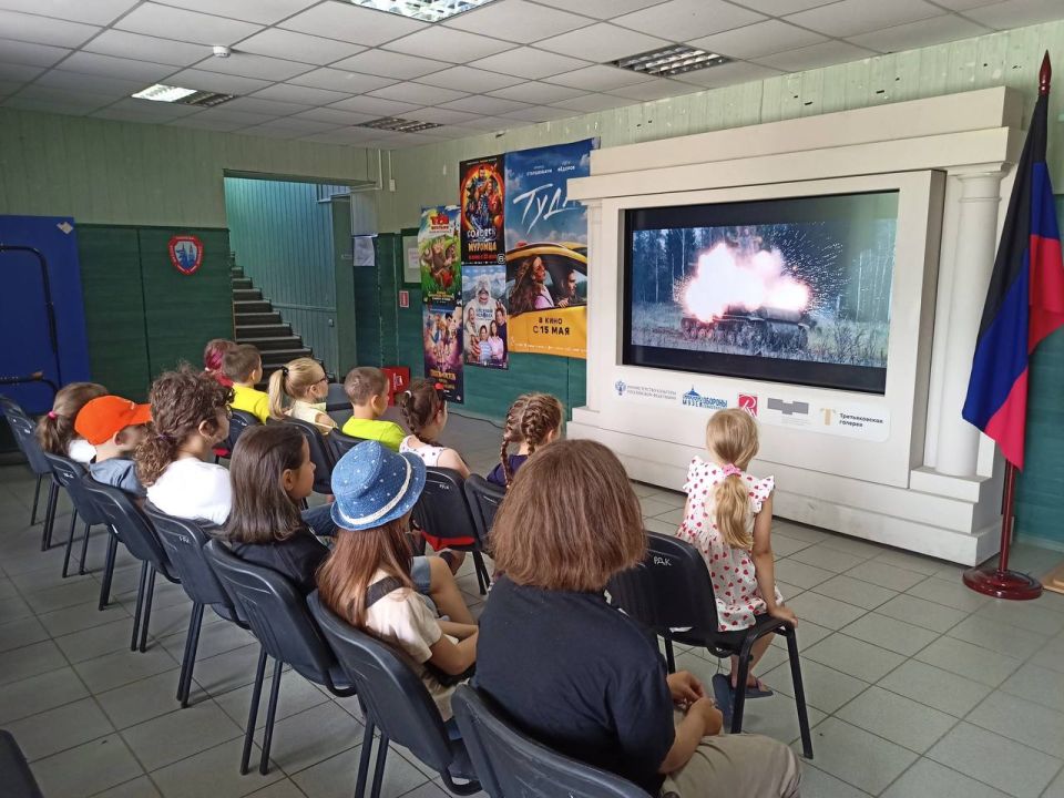 В рамках работы летней площадки досуга, обучающиеся центра детского творчества посетили Першотравневый ЦКиД, где посмотрели военно-патриотический фильм