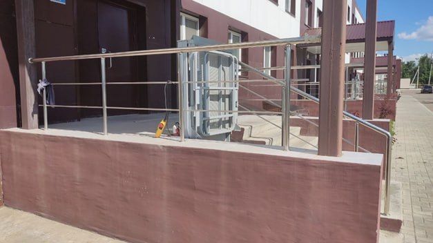 В рамках партийного проекта «Единая страна-доступная среда» сотрудниками администрации было проведено обследование входной группы жилых зданий по ул. Ленина