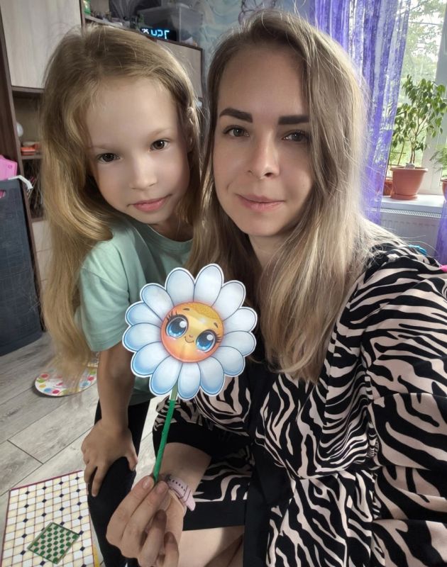 В ГБОУ «Школа №2 г.о.Дебальцево» по партийному проекту "Крепкая семья" прошла акция «Подари ромашку», которая была призвана напомнить всем участникам, что семья – самое дорогое для человека, что ее нужно беречь и хранить