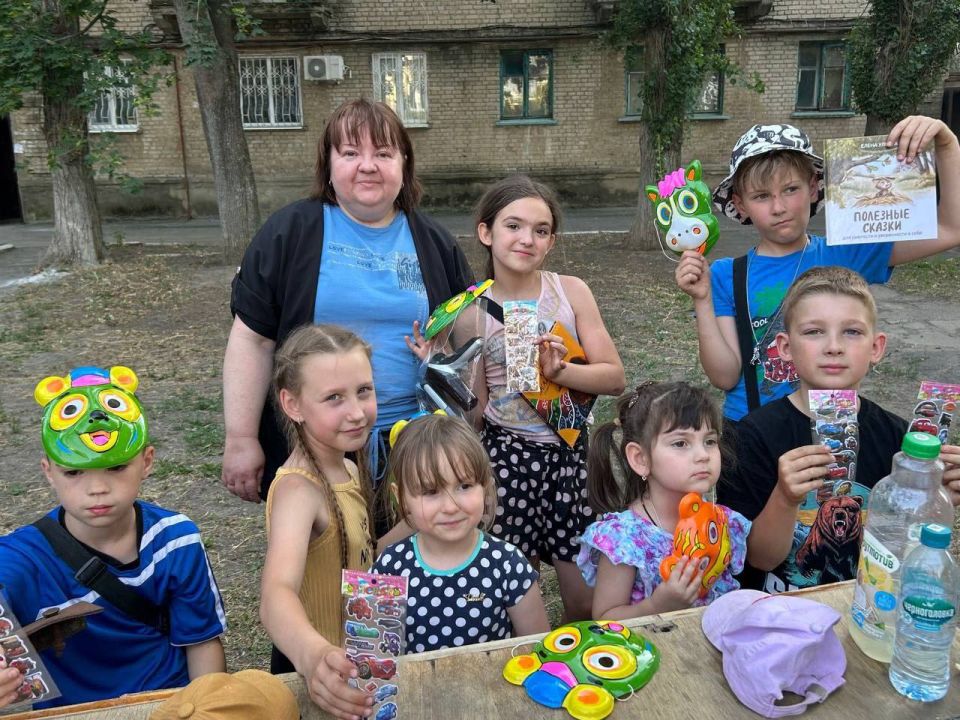 Всё лучшее детям!. Летние каникулы - это всегда праздник, а если ещё на каникулах неожиданно получать подарки - это праздник вдвойне! Так в рамках проекта «Жители МКД» координатор местного отделения проекта «Управдом»...