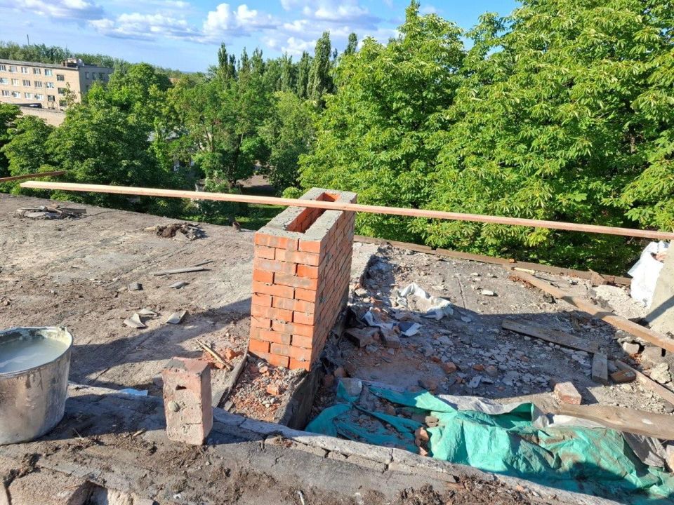 Виктория Жукова: Рабочие Нижегородской области продолжают ремонт кровли станции юных техников в Харцызске