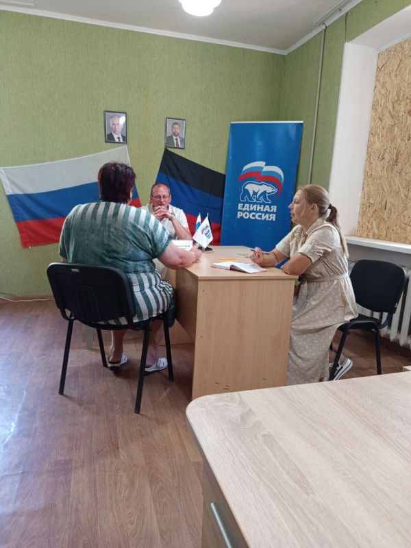 Председатель Дебальцевского городского совета Донецкой Народной Республики Шульженко Сергей Васильевич 10.07.2025 провел личный прием граждан в общественной приемной Всероссийской политической партии «Единая Россия»