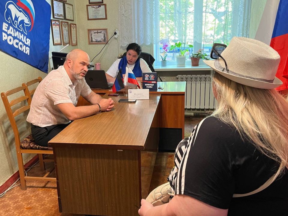 Сегодня, 10 июля, в общественной приемной Всероссийской политической партии «Единая Россия» в пгт Мироновский глава муниципального образования городского округа Дебальцево, секретарь МО Всероссийской политической партии ...