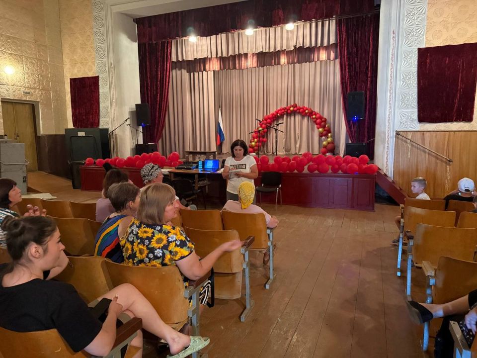 Начальник Розовского территориального отдела Администрации Новоазовского муниципального округа Анжелика Погорелова, провел встречу с жителями села Розы Люксембург