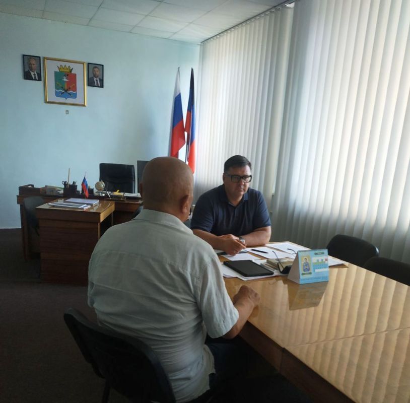 В местной Общественной Приёмной партии "Единая Россия" Новоазовского муниципального округа секретарь местного отделения партии, Глава муниципалитета Василий Овчаров провел прием граждан