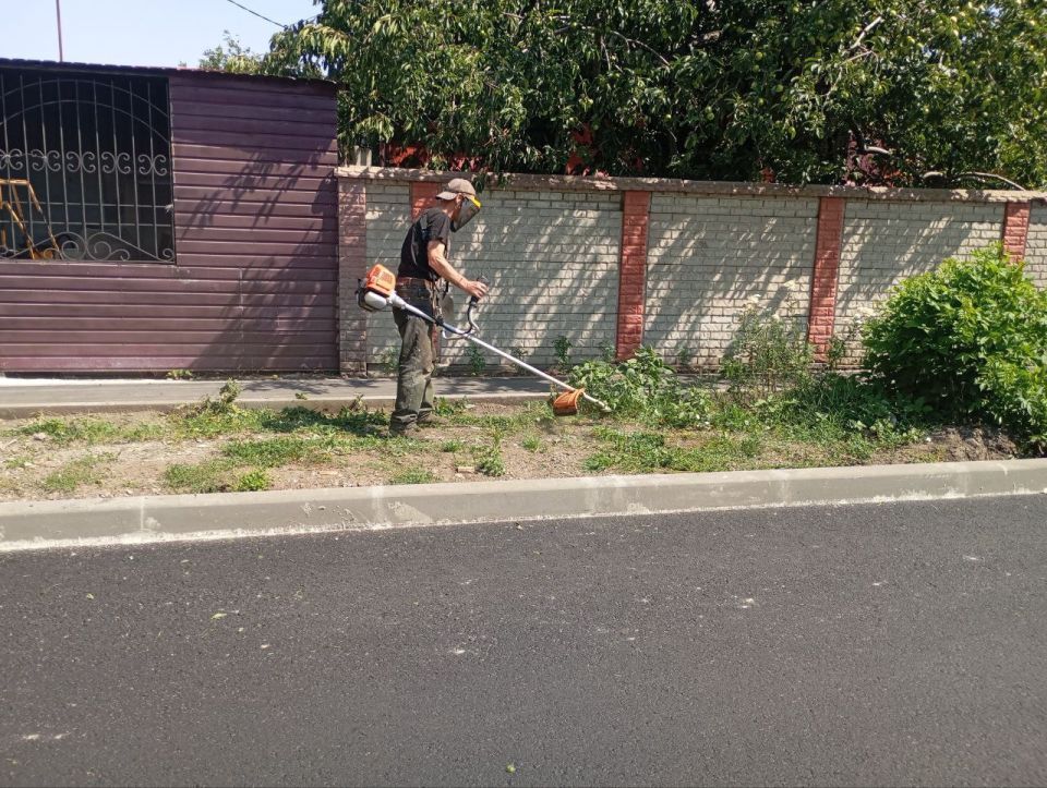 На территории городского округа Дебальцево продолжаются работы по покосу сорных, карантинных трав и сбору летучего мусора