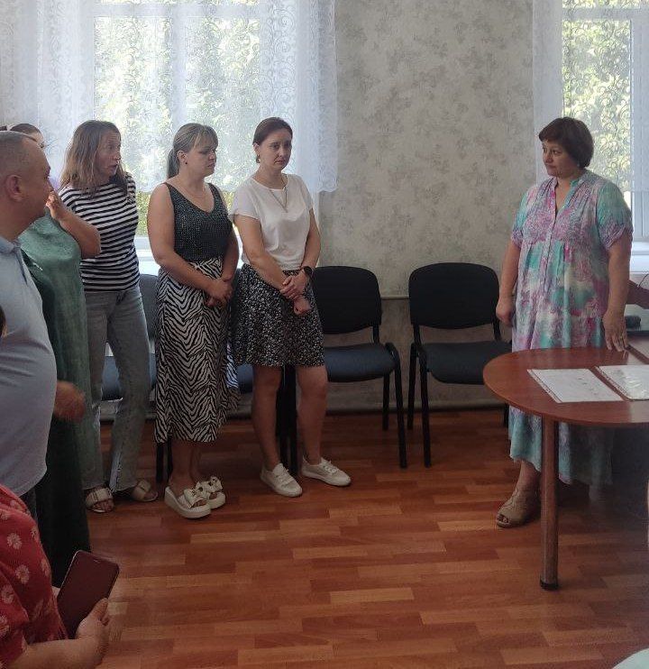 Главный редактор нашей местной газеты "Родное Приазовье", депутат "Единой России" Новоазовского муниципального совета Марина Эккерт встретилась с коллективом Управления труда и социальной защиты населения