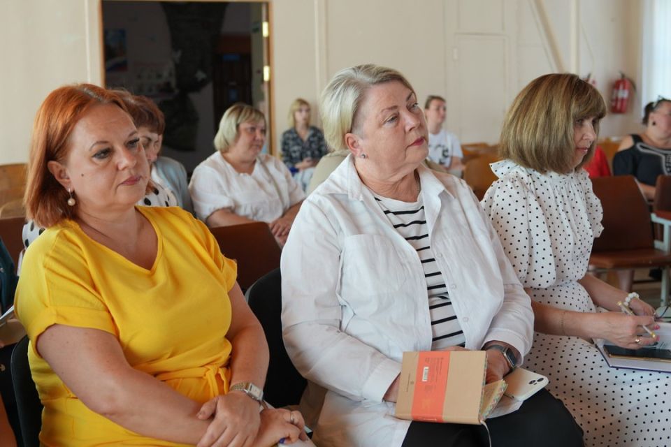 По поручению Главы ДНР министр образования и науки встретился с родителями и педагогами Кировского района Донецка