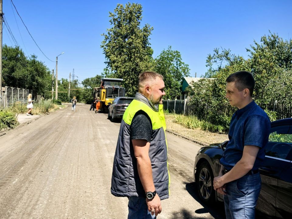 Министр транспорта проверил ход работ в Кировском районе Донецка и пообщался с местными жителями