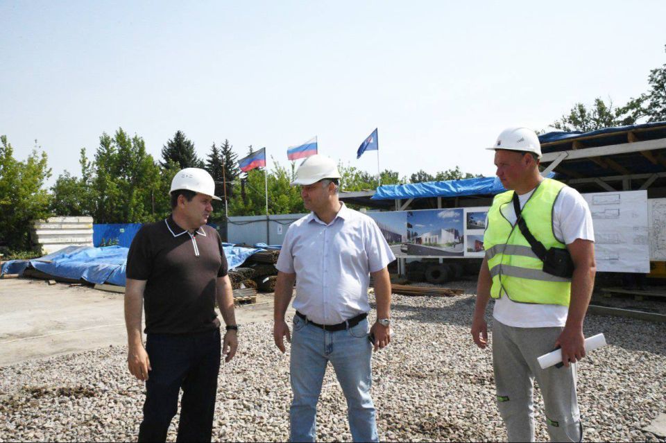 Возле сквера «Авангард» в Макеевке строят новый бассейн