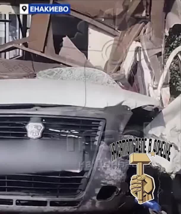 Тела погибших лежат под разбитой маршруткой 9