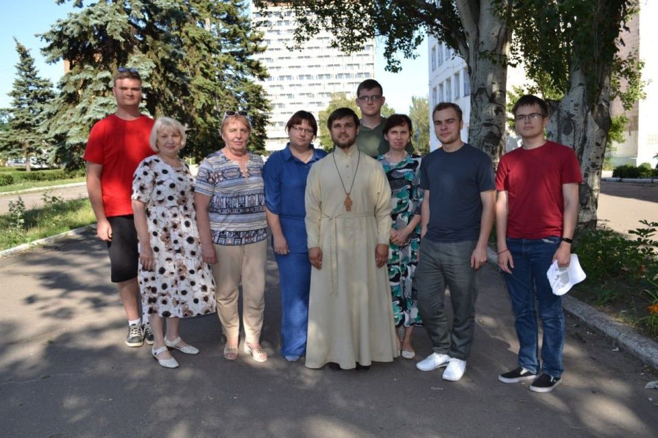 Юнармейцы местного отделения городского округа Макеевка имени Героя СВО Линева А. М. принимают участие в акции "С верой в сердце"