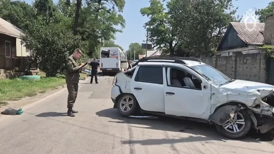 В ДНР следователи СК России устанавливают обстоятельства ДТП, в котором погибли и пострадали люди