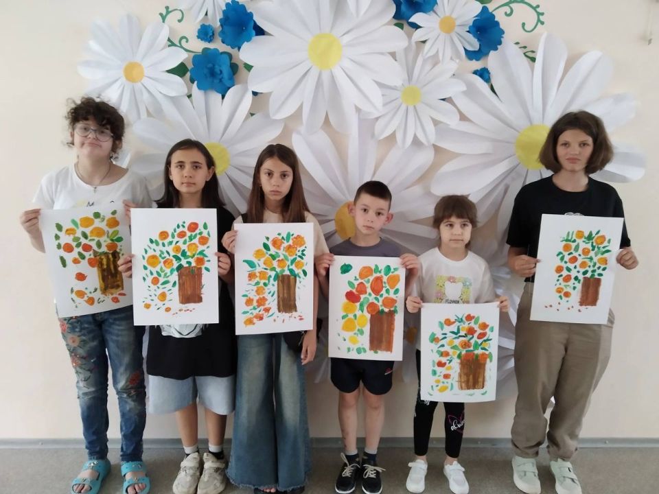 «Розы для любимых»: юные художники создавали красоту своими руками!
