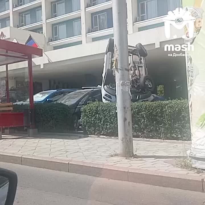 Два человека пострадали в аварии с перевертышем на донецкой Набережной