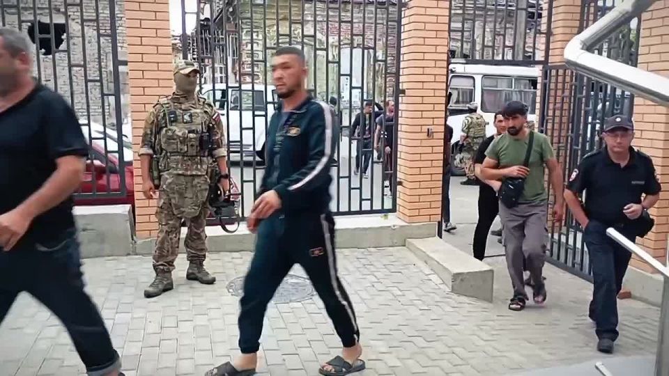 Силовики в ДНР выдворили нелегальных мигрантов за подделку документов и наркотики