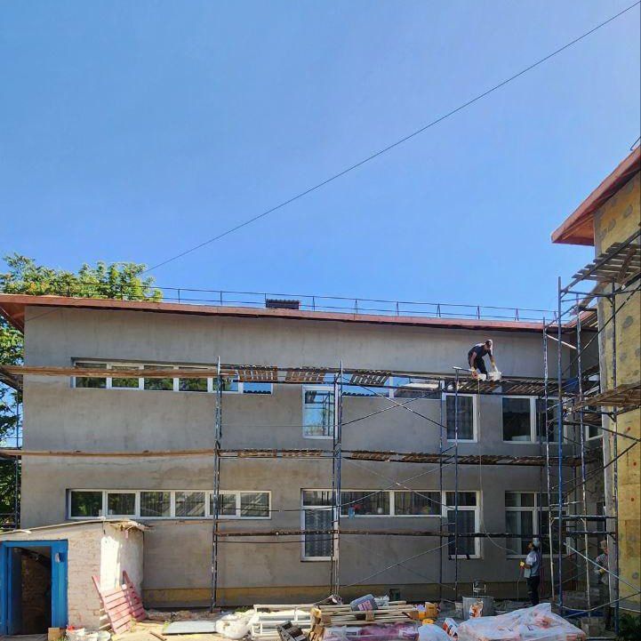 Владимирцы продолжают работы по ремонту фасада детского сада в Кировском