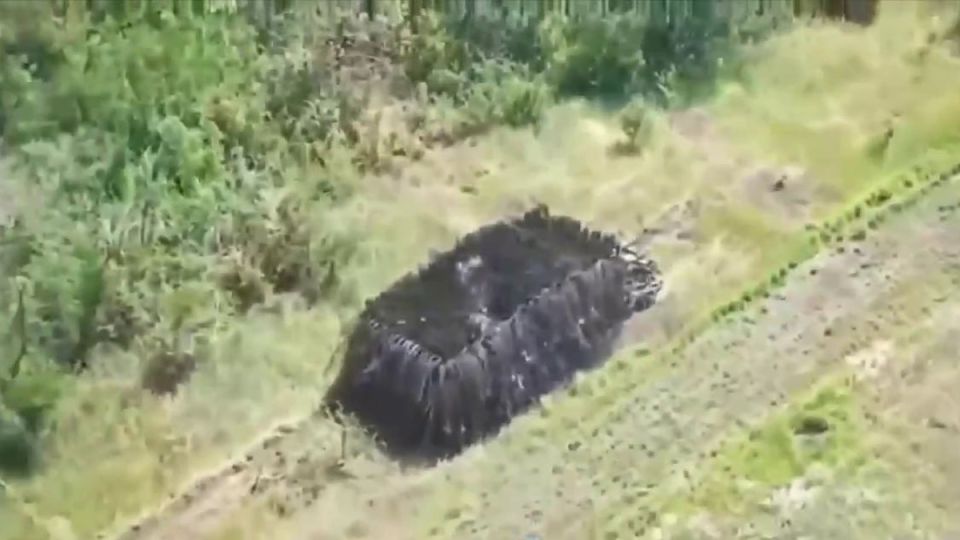 Механический монстр: российский танк выдержал удары более 60 дронов ВСУ