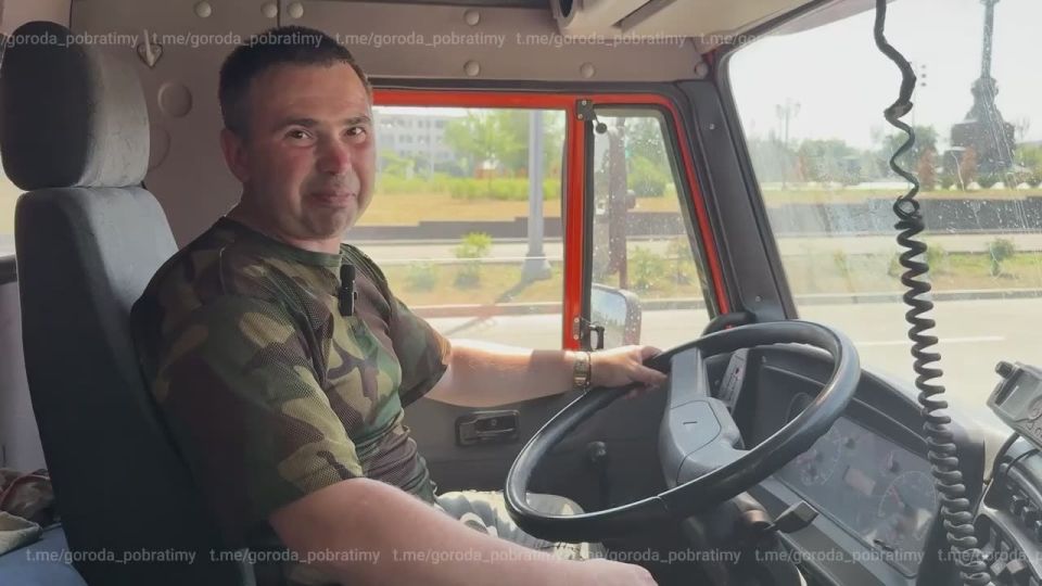 Петербургские коммунальщики наводят порядок на улицах Мариуполя