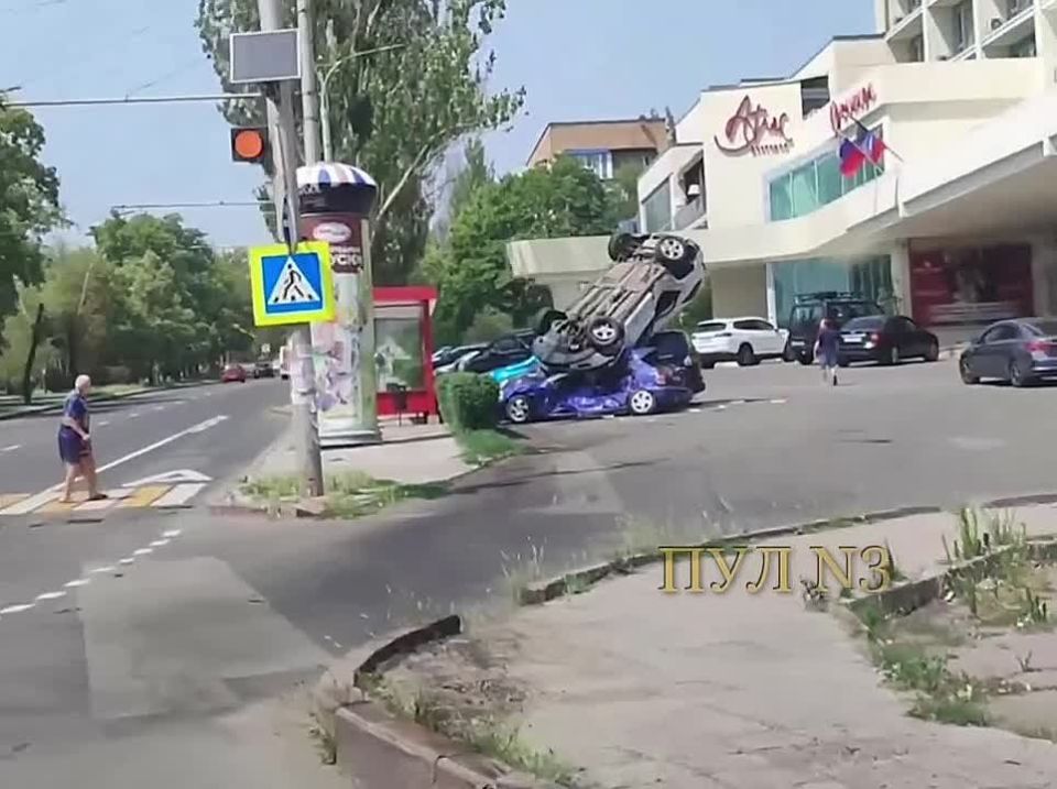 Машина «прилетела» на крышу припаркованного автомобиля: