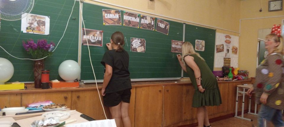 11 июля в "Светлодарском ДК" п.Новолуганское в рамках праздника-развлечения "Самый вкусный день в году" ребята познакомились с таким вкусным и интересным праздником, как День шоколада