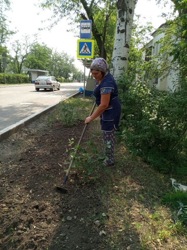 Силами коммунальных предприятий были проделаны работы по наведению чистоты и порядка на территории г. Моспино: