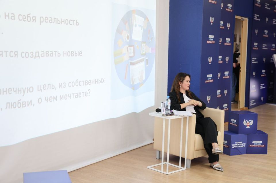 Директор Ресурсного центра НКО ДНР и член Общественной палаты ДНР Елена Муратова выступила экспертом на интенсиве президентской платформы «Россия – страна возможностей» в ДНР