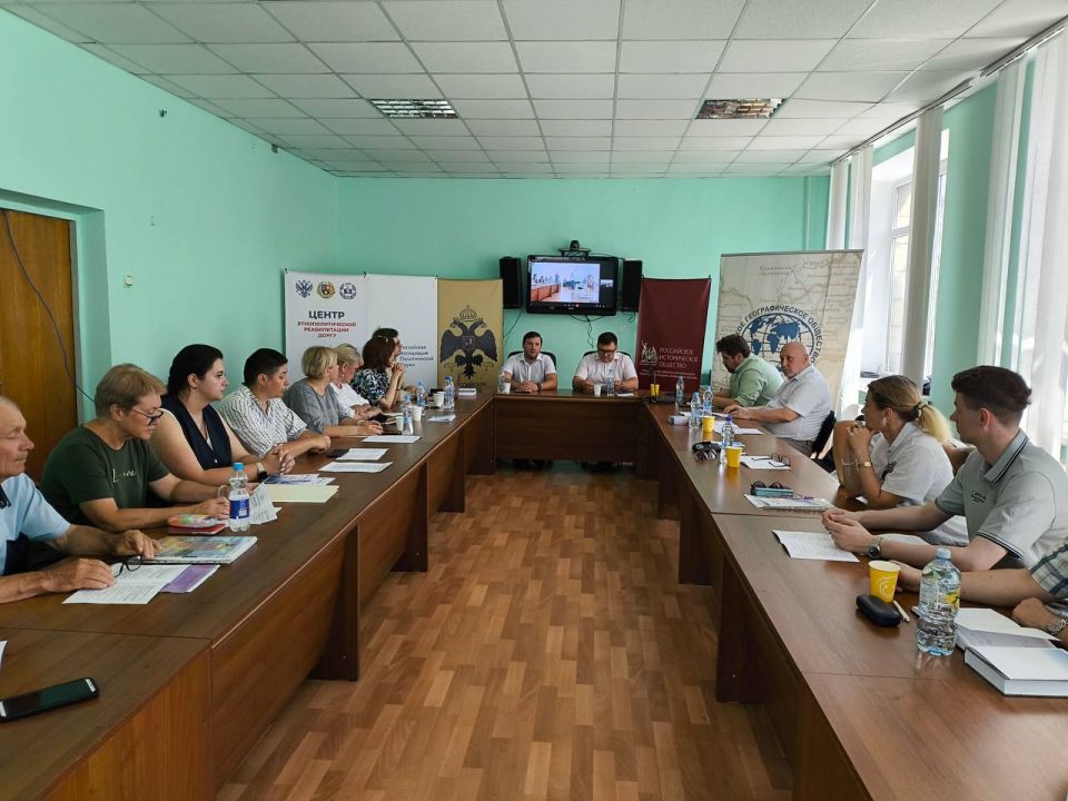 При поддержке регионального отделения РВИО сотрудники Центра этнополитической реабилитации при ДонГУ провели в Новоазовске круглый стол, посвященный к 170-летию боя у Кривой Косы