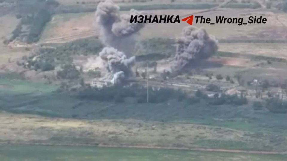 На кадрах ОК поражение ПВД 25 ошб ВСУ ударами ФАБ-500 в районе н.п. Мирноград