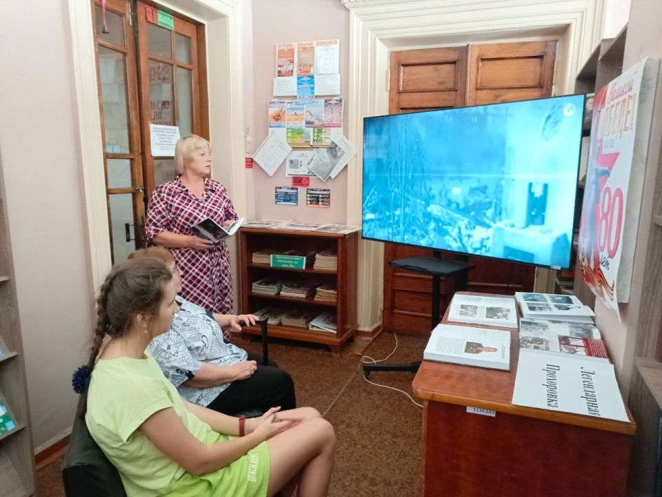 Виктория Жукова: В Зугрэсской библиотеке-филиале №3 была подготовлена книжная выставка «Легендарная Прохоровка»
