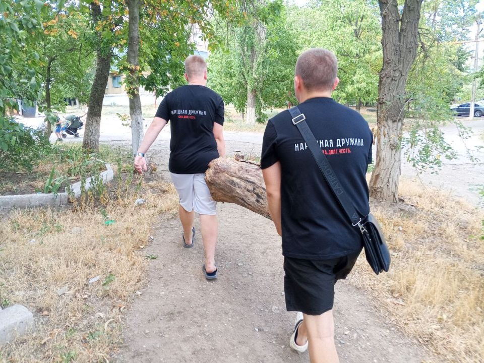 Молодежь Ждановки помогает коммунальщикам