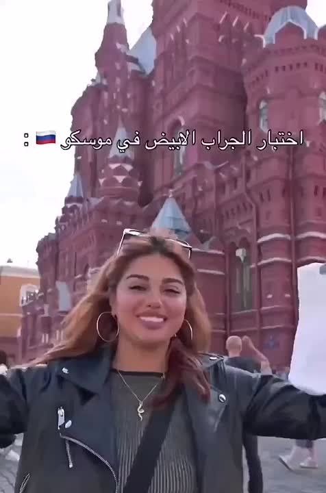 «Эта улица чище, чем вся моя жизнь»: Девушка из ОАЭ прошлась по Москве в белых носках