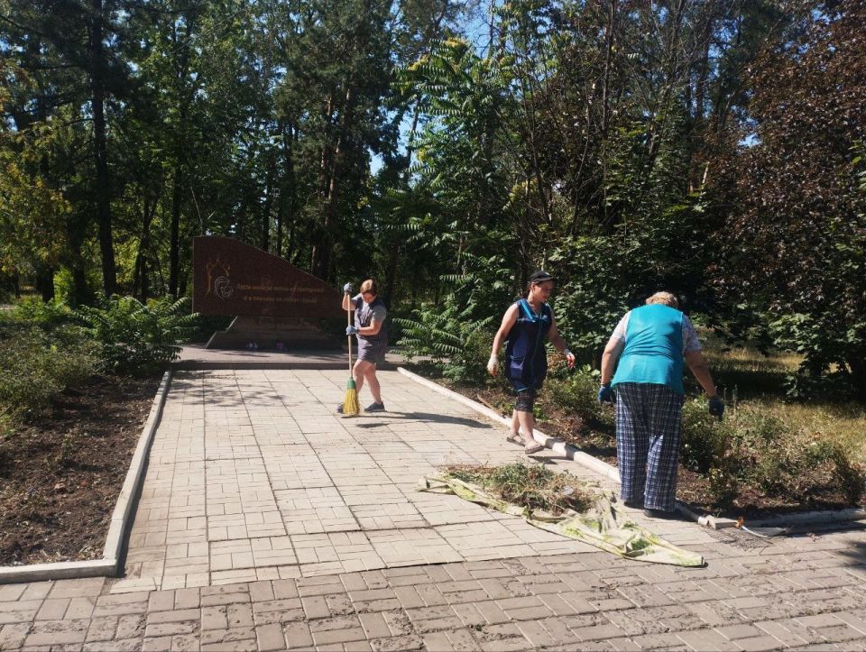 В Ждановке благоустраивают территории у памятных мест