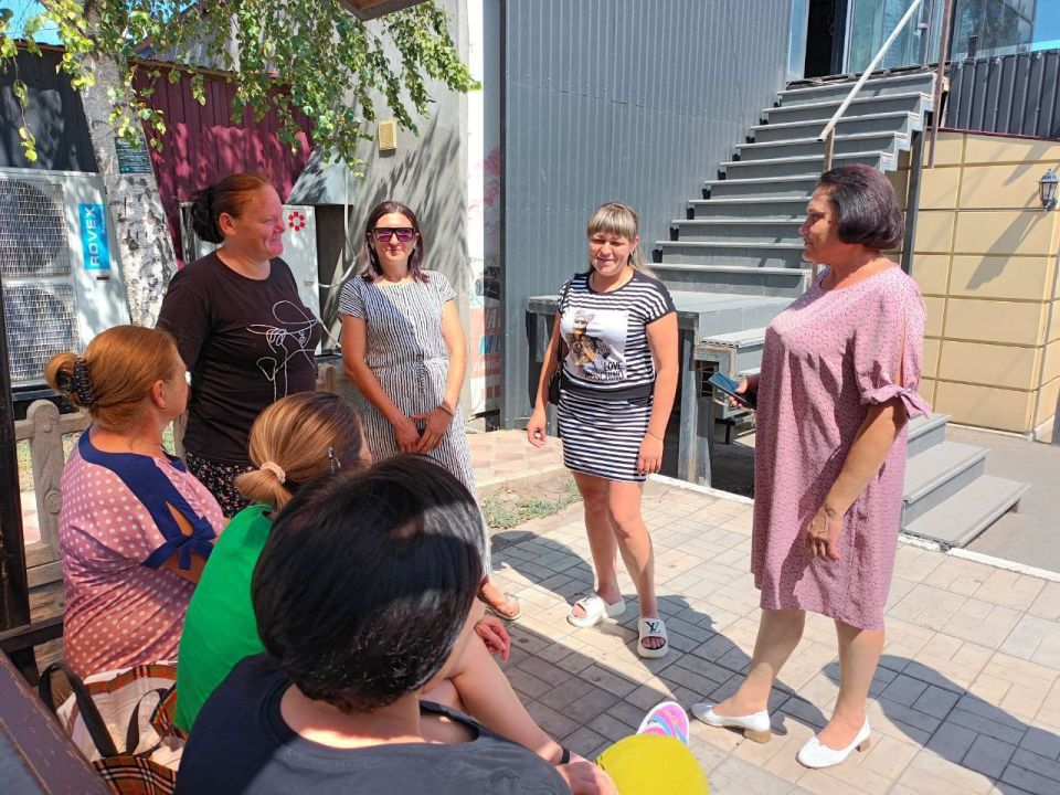 Депутат Амвросиевского муниципального совета от партии «Единая Россия» Н.В. Мачула встретилась с жителями улицы Чайковского в городе Амвросиевка