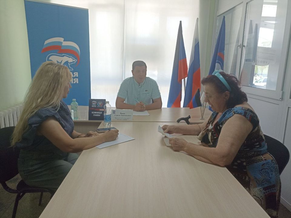 Депутат Народного Совета ДНР Сергей Ярош провёл приём граждан в общественной приёмной Амвросиевского местного отделения Всероссийской политической партии «Единая Россия»