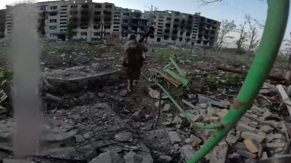 Сегодня мне попалось видео противника, посвященное части битвы за Часов Яр, а именно работе мобильных групп ПВО в микрорайоне "Канал"/"Новый", датированное девятым мая 2024 года